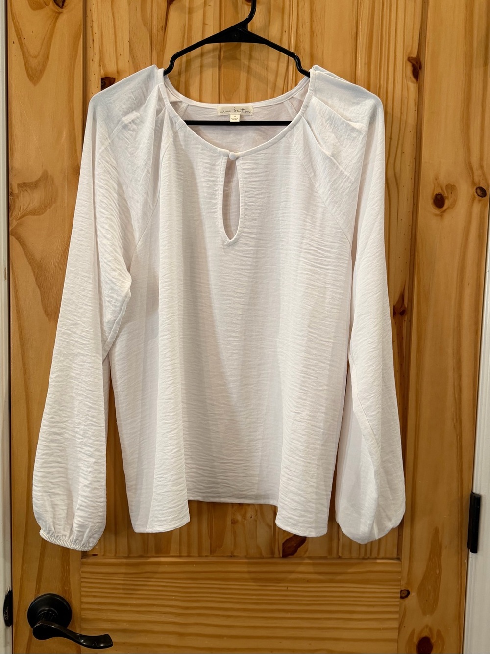 nine britton White Textured Keyhole Long-Sleeve Blouse